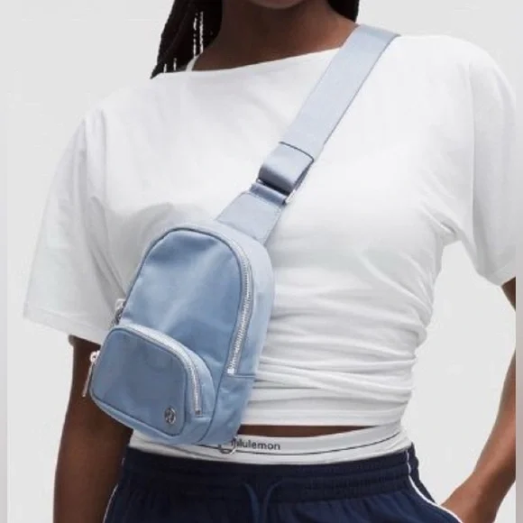 💙LULULEMON Everywhere Sling Small Bag 2L Washed Blue - Picture 6 of 9